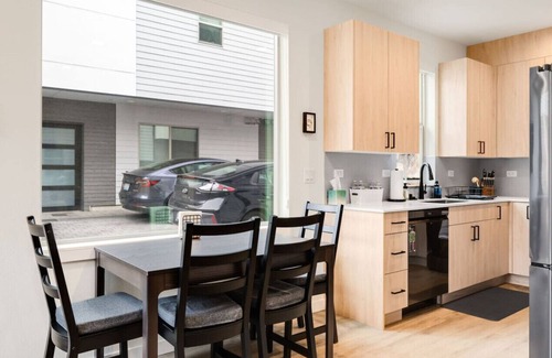 Roosevelt House | Urban Roosevelt/Greenlake Getaway