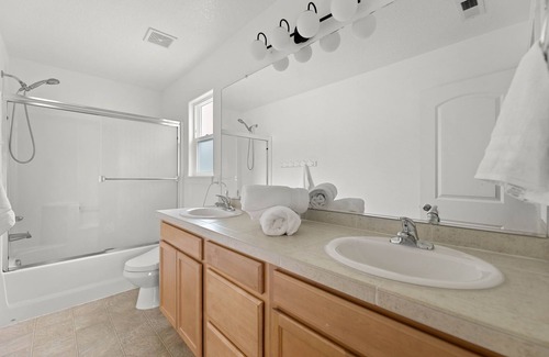 Powellhurst-Gilbert House | Urban Verdant Nest in SE PDX 4th bedroom/office/20 mins to PDX airport