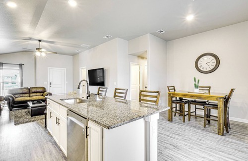 Lubbock House | 'Urbana Cabana:' Modern Home 8 Mi to Texas Tech!