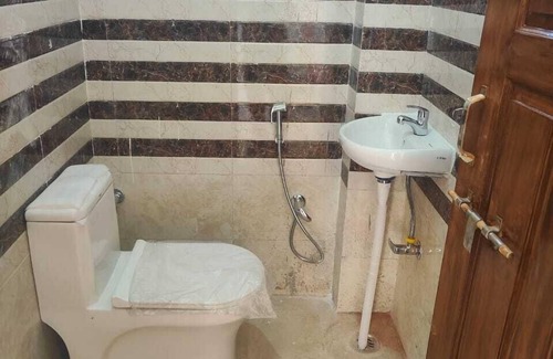 Bara Banki Hotel | Urbanaid Uniworld