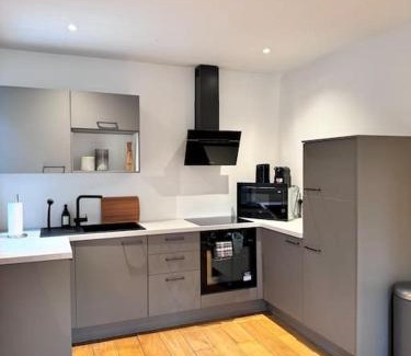 Saint-Laurent Apartment | Urbanchic Duplex Adalbert 2A