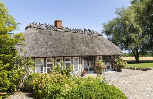 Pommerby House | Urgemütliche Reetdachkate mit großem Kamin und Sauna