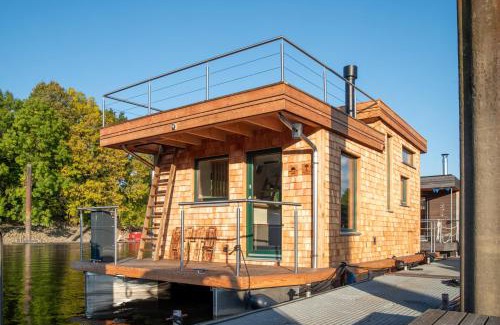 Moorfleet Boat Rental | Uriges Tiny Hausboot mit Kamin im Winter auf der Dove Elbe