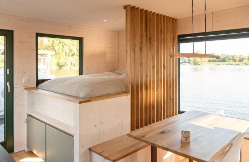 Moorfleet Boat Rental | Uriges Tiny Hausboot mit Kamin im Winter auf der Dove Elbe