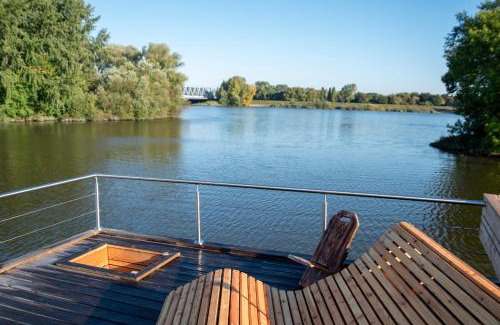 Moorfleet Boat Rental | Uriges Tiny Hausboot mit Kamin im Winter auf der Dove Elbe