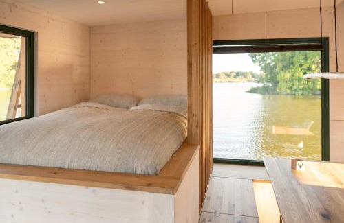 Moorfleet Boat Rental | Uriges Tiny Hausboot mit Kamin im Winter auf der Dove Elbe