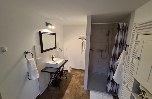Niederdorla Apartment | Urlaub am Mittelpunkt. Neue Ferienwohung im alten Mehlager