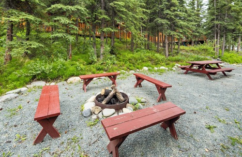 Denali Cabin | Deluxe King w/Sleeper Sofa Dall Suite