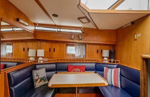 Thompson Square - Bunker Hill Boat Rental | 46 m² Houseboat ∙ 2 bedrooms ∙ 5 guests