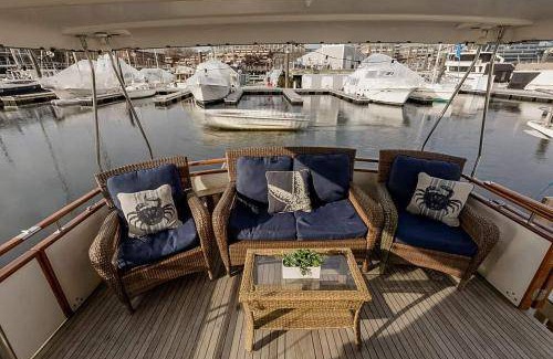 Thompson Square - Bunker Hill Boat Rental | 46 m² Houseboat ∙ 2 bedrooms ∙ 5 guests