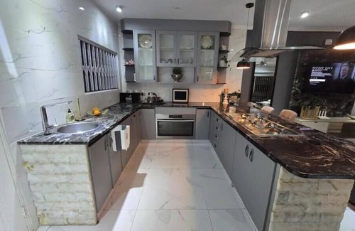 Constantia Kloof Apartment | uThando - Deluxe En-suite Bedroom