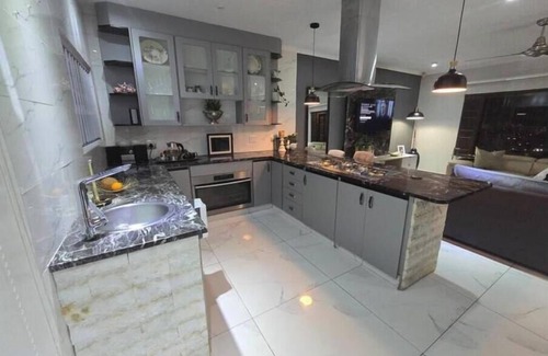 Constantia Kloof Apartment | uThando - Deluxe En-suite Bedroom