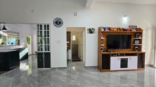 Udumbanchola Apartment | Uthuppan's Bedroom with the waterfall view