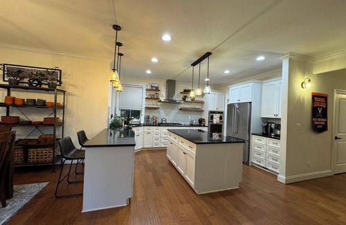 Jefferson Park Avenue House | UVA Home WALKABLE to Scott Stadium, UVA Grounds, the Corner, & Wineries
