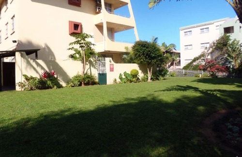 Manaba Beach Apartment | Uvongo Lucian blue flag beach apartment