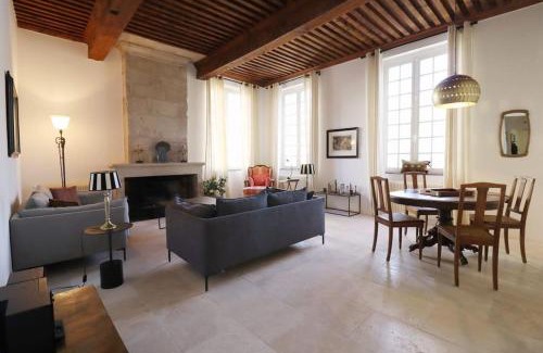 Uzes Apartment | Uzès Place aux Herbes Elégance Renaissance