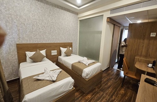 West Mambalam Hotel | V V Grand
