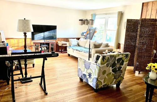 Naperville House | V1 Private Room In Naperville Downtown with Wi-fi Desk, Near HighwayTrainStation