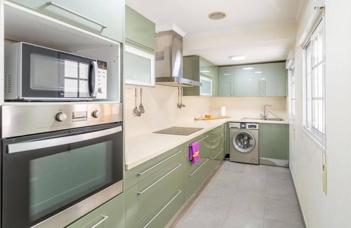 Las Palmas de Gran Canaria House | Vacation Home 'Ciudad Jardin Las Palmas Gc' with Shared Terrace, Wi-Fi and Air Conditioning