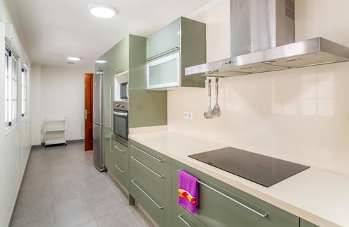 Las Palmas de Gran Canaria House | Vacation Home 'Ciudad Jardin Las Palmas Gc' with Shared Terrace, Wi-Fi and Air Conditioning