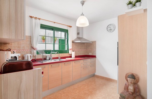Los Cocoteros House | Vacation Home 'La Casa De Maika' with Private Terrace, Private Garden and Wi-Fi