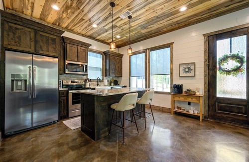 Pickens Cabin | Vacana At Ease, Romantic Honeymoon Cabin with Hot Tub