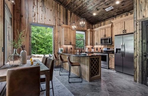 Broken Bow Cabin | Vacana BW: Romantic Cabin, Hot Tub, Fire Pit, Pets