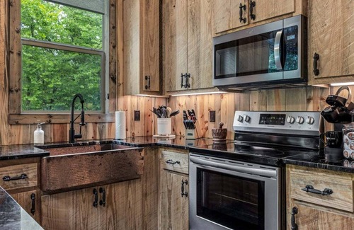 Broken Bow Cabin | Vacana BW: Romantic Cabin, Hot Tub, Fire Pit, Pets