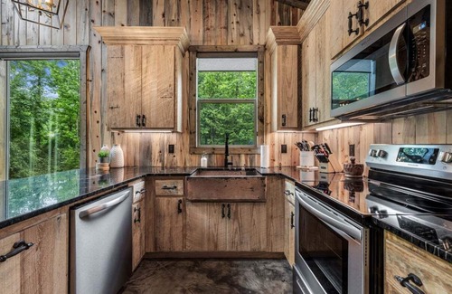 Broken Bow Cabin | Vacana BW: Romantic Cabin, Hot Tub, Fire Pit, Pets