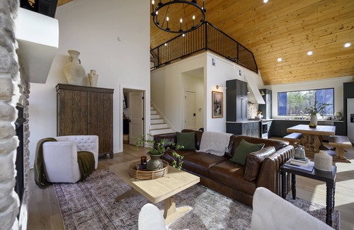 Broken Bow Cabin | Vacana: Creekside, Games, Loft Area, Hot Tub, Pets