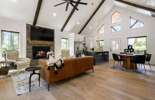 Broken Bow Cabin | Vacana DND Cozy Couples Cabin, Hot Tub, Fire Pit, Pet