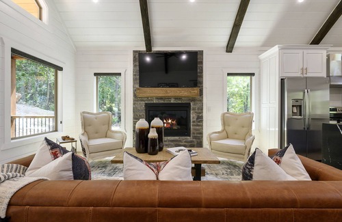 Broken Bow Cabin | Vacana DND Cozy Couples Cabin, Hot Tub, Fire Pit, Pet
