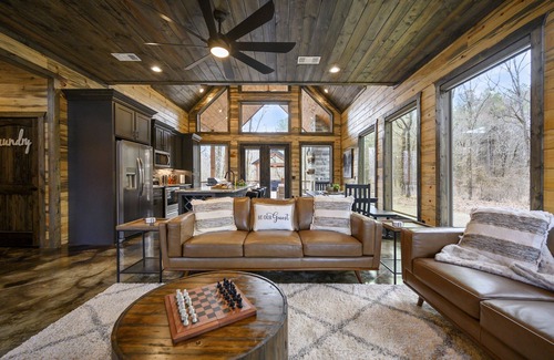 Pickens Cabin | Vacana: HH, Game Room, Hot Tub, Fire Pit, Pets