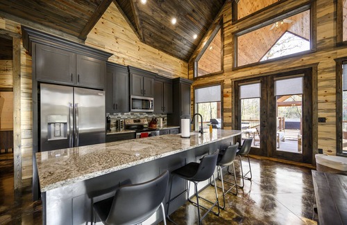 Pickens Cabin | Vacana: HH, Game Room, Hot Tub, Fire Pit, Pets