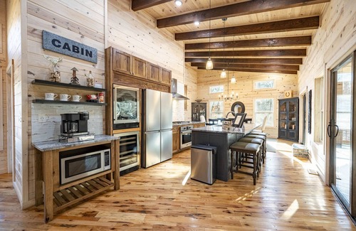 Broken Bow Cabin | Vacana: Hideaway EV Charger, Peloton Bike, Swing Set