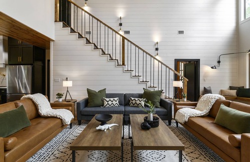 Pickens Cabin | Vacana: HJ, Swings, Large Back Deck, Hot Tub, Pets