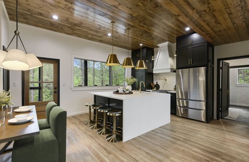 Pickens Cabin | Vacana: HJ, Swings, Large Back Deck, Hot Tub, Pets