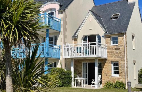 Guilvinec Apartment | VACANCES A L OCEAN - GRAND T4 VUE MER GRAND BALCON tout confort - WIFI ET PARKING GRATUITS - MER PLAGE PISCINE à environ 25 m - Centre ville, tous commerces, marché, et port à 10 minutes à pied en longeant la mer