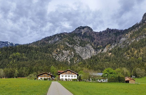 Winkl Apartment | Vacation apartment 3 Watzmann for 1-4 persons, approx. 82 m², 2 bedrooms, shower/WC, extra WC, bathroom