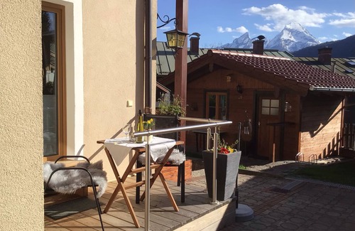 Bischofswiesen Apartment | Vacation apartment Lederhose, 1-2 pers. 81 m², bedroom, double room, shower/WC, bathroom, T