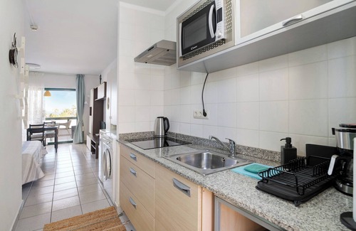 Costa Teguise Apartment | Vacation Apartment 'Al Sole Studios Playa Roca' with Sea View, Shared Pool and Wi-Fi