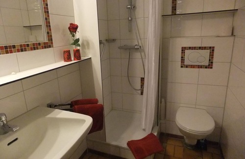 Wamel Apartment | Vacation apartment basement with dog, 45sqm, 1 sleeping alcove with double bed & 1 sofa bed in the living area, max. for 2 people