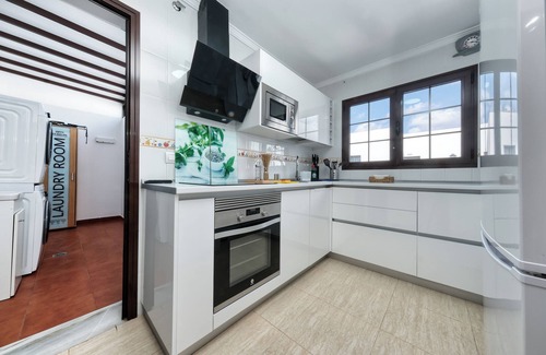 Costa Teguise Apartment | Vacation Apartment 'Casa Yare, Shared Pool, Air-con' with Sea View, Wi-Fi and Air Conditioning