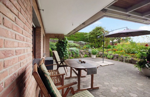 Ostwig Apartment | Vacation apartment 'Ruhrtalblick' with mountain view, private terrace and WLAN