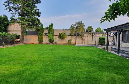 Uedesheim Apartment | Vacation apartment+swimming pool/garden/terrace/playground
