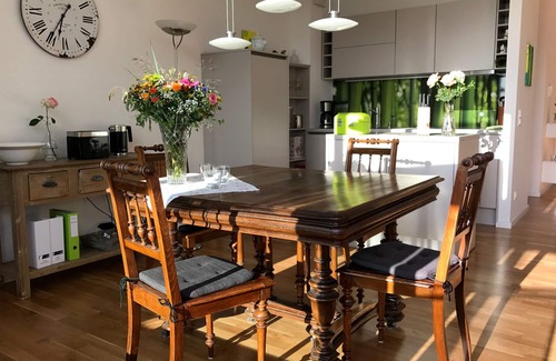 Insel Apartment | Vacation apartment Urlaubsglück - light-flooded apartment with balcony and lake view