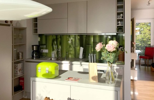 Insel Apartment | Vacation apartment Urlaubsglück - light-flooded apartment with balcony and lake view
