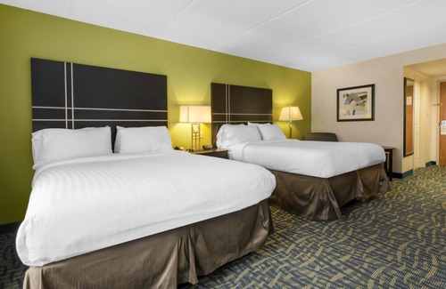 Savannah Hotel | Vacation At its Finest! Explore Savannah National Wildlife Refuge! Free Parking