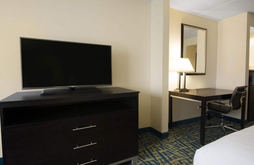 Savannah Hotel | Vacation At its Finest! Explore Savannah National Wildlife Refuge! Free Parking
