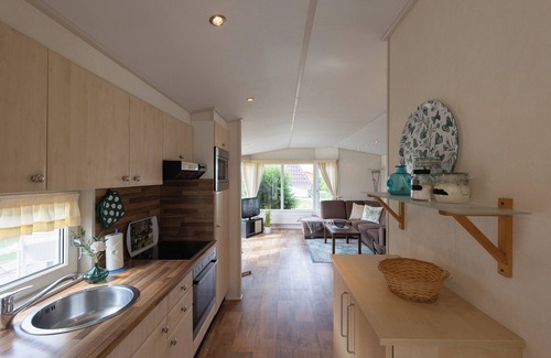 Dorumer Neufeld House | Vacation bungalow Mellumplate 10, at ground level and surrounded by greenery.